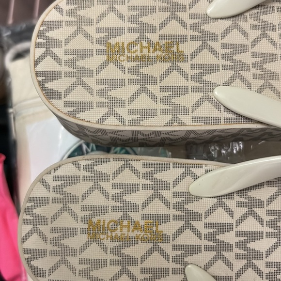 Pre Loved- LIKE NEW  Michael Kors logo flip-flops women’s size 10 Cream White - Picture 4 of 9